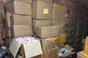 查獲的假化妝品。（圖源：許峰）