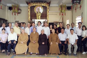 各嘉賓與理事會成員合影。