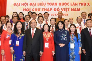 政府總理阮春福(左四)同與會代表合影。（圖源：互聯網）