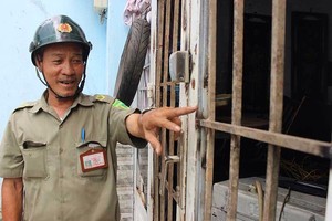 發生火警房子的門極之牢固，阮隆要費九虎二牛之力 才能弄得個缺口以鑽進屋裡救人。