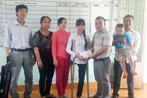 羅志榮(右三)先生代表把贊助教育經費款項轉交給錦絨。