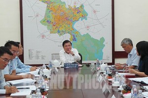 市人委會主席阮成鋒(中)在會議上發表指導意見。（圖源：市黨部新聞網）