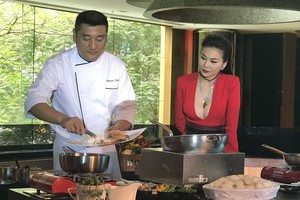 福滿樓中餐廳新主廚（左）現場表演廚藝。