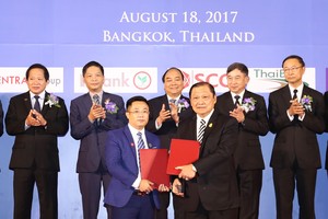 阮春福總理與泰副總理巴金‧詹東見證兩國的合作文件交換儀式。（圖源：越通社）