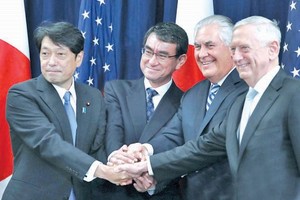 (左起) 日本防務大臣小野寺五典，日本外務大臣河野太郎，美國國務卿蒂勒森和美國國防部長馬蒂斯在美國國務院召開美日國防和外交會談。(圖源：互聯網)