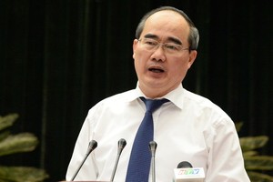 市委書記阮善仁表示，本市公務員的勞動效率比全國高出1.5倍，故他們的平均薪資高1倍也是合理的。（圖源：自忠）