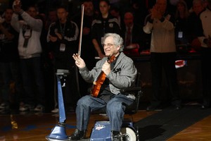 殘而不廢的小提琴家帕爾曼。（示意圖源：互聯網）