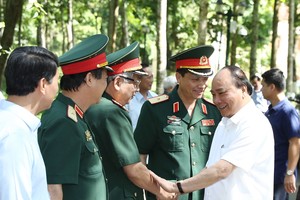 胡志明主席陵管委會幹部迎接阮春福總理。(圖源：互聯網)