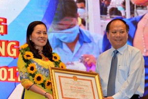 市委副書記畢成剛向模範代表頒發獎狀。（圖源：互聯網）