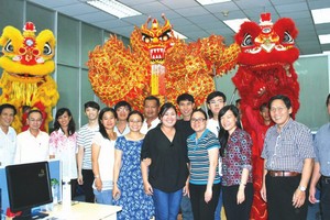 本報領導與員工在遷往 新址辦公當日合照留念。