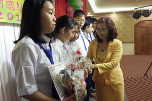 該中心校長陸燕媚向優秀生頒獎。