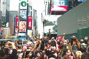 眾多民眾聚集在時報廣場觀看日食。（圖源：互聯網）