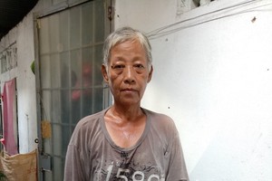 吳愛蓮騎著自行車去賣彩票。