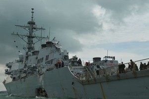 驅逐艦麥凱恩號與油輪相撞，艦體嚴重凹陷。（圖源：互聯網）