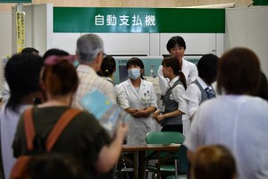 圖為大阪吹田市Saiseikai Suita醫院因發生停電而停止診療，導致場面混亂。（圖源：Mainichi）