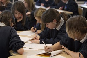 讓學生分組學習、辦事、演講等有利於學生學習視野之拓展。（示意圖源：互聯網）