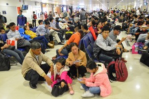 乘客在新山一機場等候辦理登機手續。