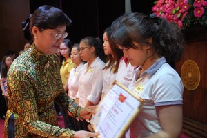 市人民議會主席阮氏決心獎勵學生。