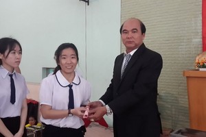 胡文強華文中心董事長張恒祥向畢業生頒發證書。