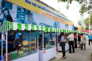 開業首天吸引不少市民來購買早餐。