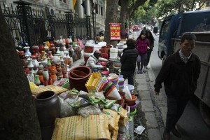 霸佔馬路、人行道經營如何處罰？（示意圖源：互聯網）