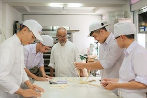 旅德越僑文會(中)回本市投資開辦職技學校。(圖源：互聯網)