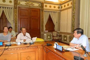 市人委會主席阮成鋒(右)在聽取市民阮清講的意見。（圖源：潘英）