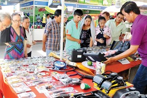 消費者在促銷博覽會購物一瞥。