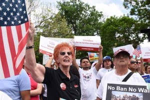 當地時間5月1日下午，在美國首都華盛頓，示威人群在杜邦環島舉行集會后，一直行進到白宮北面的拉法耶特廣場，抗議特朗普的移民政策等。（圖源：互聯網）