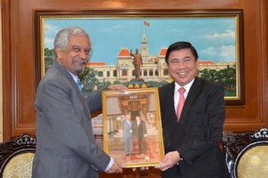 市人委會主席阮成鋒向卡瑪勒閣下贈送紀念品。（圖源：市黨部新聞網）