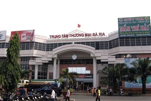 由於涉及巴地市場管委會造成數十億元的損失，巴地市人委會主席阮文煌受譴責處分。（圖源：投資報）