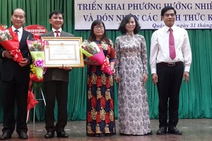 市教育廳領導向第十一郡教育科轉授勳章。