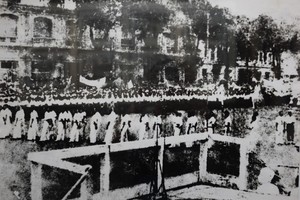 這張圖片記錄了西貢(胡志明市)人民於1945年9月2日當天在 南部府廣場慶祝國家獨立日的歡樂情景。