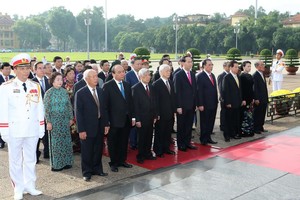 黨政領導在胡志明主席陵行禮。