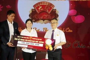 故鄉代表謝氏梅接收許總經理捐贈善款。