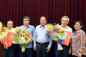 市委宣教處副主任阮貴和(左二)獲准辭職。（圖源：阮南）