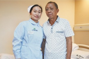 李文添與護士長合照。