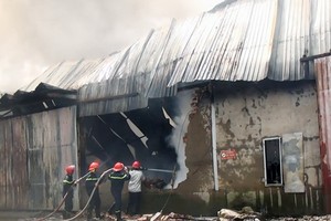 碎布倉庫起火，消防隊趕抵現場奮勇滅火。（圖源：互聯網）