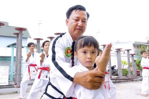 梁師父矯正每名武生的動作。