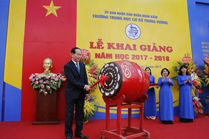 國家主席陳大光在典禮上敲響開學鼓聲。（圖源：嘉輝）