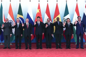 中國國家主席習近平與金磚國家領導人合影。（圖源：新華網）