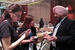 投資商在會議場外交談。