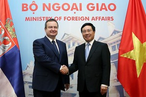 我國副總理、外交部長范平明(右)接見了塞爾維亞共和國第一副總理兼外交部長伊维察‧達契奇( Ivica Dacic)。（圖源：海明）