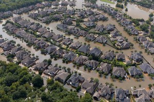 美國得克薩斯州休士頓的一些房屋被颶風“哈威”引發的洪水圍困。