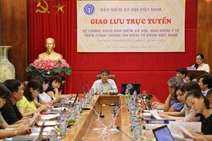 越南社會保險機關副總經理范梁山(中)主持了第八次在線交流會。（圖源：孝瓊）