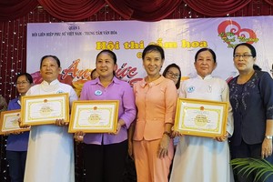 第五郡婦女會在郡文化中心舉辦主題“養育之恩”插花比賽，經過組委會的評選，高臺教聖殿隊獲得一等獎。