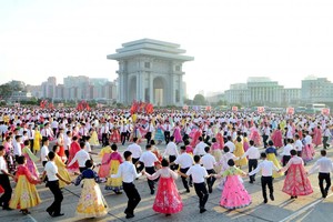 平壤2016年9月9日舉行慶祝朝鮮民主共和國成立68周年活動。韓國和日本擔心剛剛進行過氫彈實驗的平壤當局會是否會在通過試射導彈來慶祝國慶。（圖源：路透社）