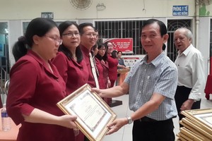 梁鴻德副主任頒發獎狀給優秀教師。