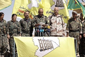 9月9日，敘利亞哈塞克省一座村莊，敘反對派武裝“敘利亞民主軍”下屬的代爾祖爾軍事委員會負責人艾哈邁德·科雷赫宣讀一份聲明。（圖源：路透社）