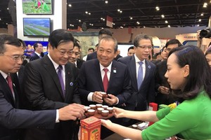 政府常務副總理張和平（左三）參觀 “魅力之城”太原市展區並品嚐太原名茶。